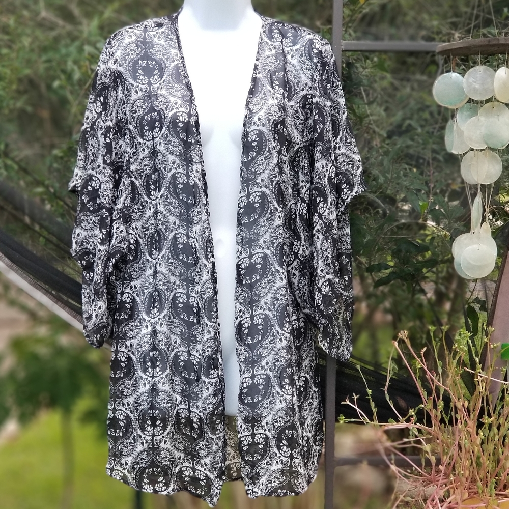 NWOT Rebelde Black & White Kimono